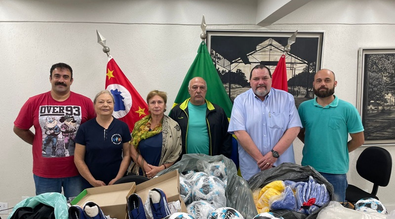 Direitos Humanos entrega de material esportivo para projeto de Cachoeira de Emas