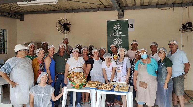 Curso de processamento artesanal de frutas e de panificação é realizado no CCI do Idoso